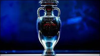 Le championnat d'Europe de football a lieu tous les 2 ans.
