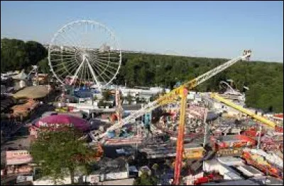 La Foire du Trône se déroulant à Paris a lieu tous les ans.