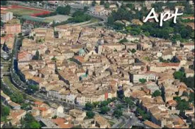 Quelle est la spécialité de la ville d'Apt, dans le Vaucluse ?