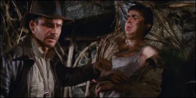 Combien de guides Indiana engage-t-il pour le guider dans la jungle au début du film ?