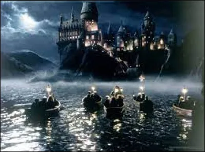 Comment s'appelle le lac qu'ils traversent en bateau pour se rendre à Poudlard ?