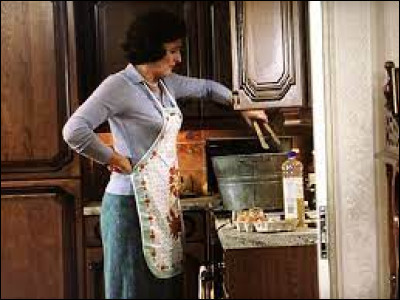 Au tout début du film, lors de l'anniversaire de Dudley, que dit tante Pétunia à Harry quand ce dernier entre dans la cuisine ?