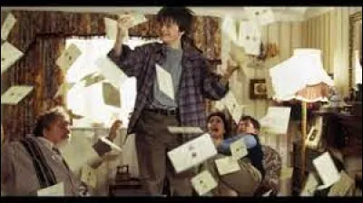 Des lettres arrivent en masse chez les Dursley. Vernon décide alors de partir. Quelle est la phrase précise ?