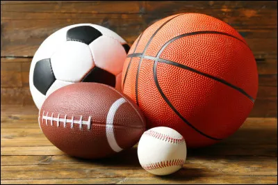 Stéphanie et ses camarades s'entraînent au lancer de javelot. Ils sont en cours d'...