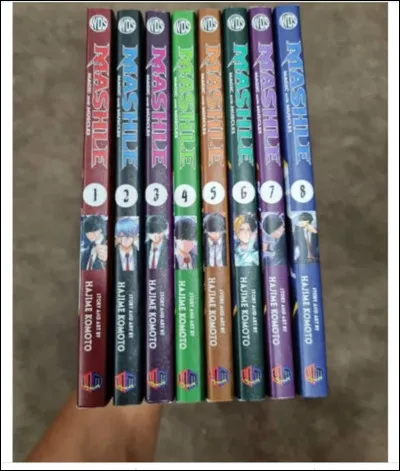 Comment s'appelle le mangaka de "Mashle" ?