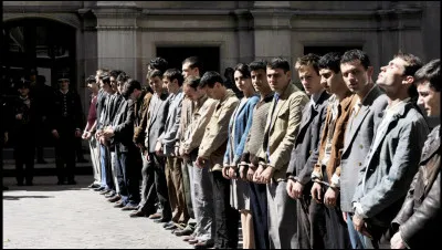 Un grand soleil d'hiver éclaire la colline
Que la nature est belle et que le coeur me fend
... ... sur nos pas triomphants