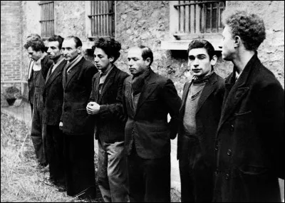 Et les mornes matins en étaient différents
Tout avait la couleur uniforme du givre
À la fin février pour vos derniers moments
Et c'est alors que l'un de vous dit calmement
... ...