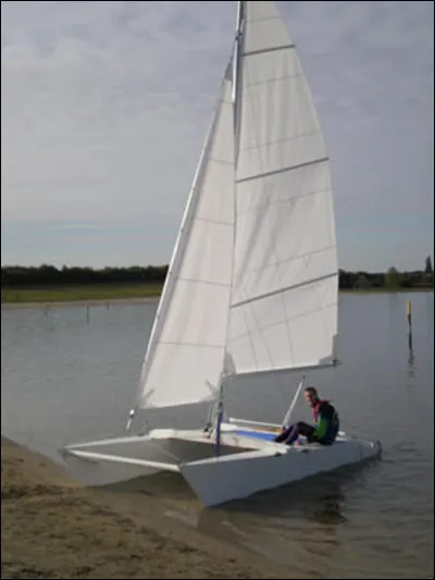 Quel autre mot veut dire "acc&eacute;l&eacute;rer" au catamaran ?