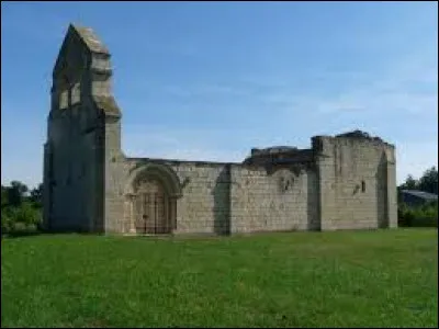 Voici les ruines de la chapelle de Mouliets-et-Villemartin. Village de l'arrondissement de Libourne, il se situe dans le département ...