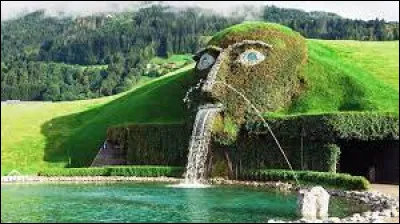 Où se situe la fontaine Swarovski ?