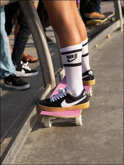 Imagine que durant le week-end, ton/ta meilleur(e) ami(e) s'achète de nouvelles chaussures à la mode. Quelle est ta réaction ?