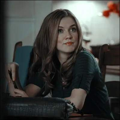 Dans quelle saison décède la tante d'Elena, Jenna ?