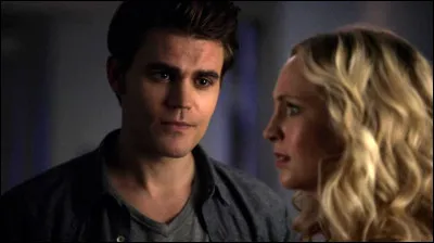 Que découvrent Stefan et Caroline dans la saison 4 par rapport à Elena ?