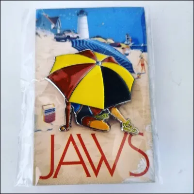 Ce logo rend hommage à un volet ''Les Dents de la mer''. 
Lequel ?