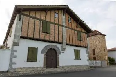 Village de l'arrondissement de Bayonne, dans la province de Basse-Navarre, Garris se situe dans l'ancienne région ...