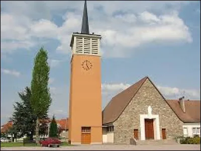 Voici l'église de l'Assomption-de-Notre-Dame, à Jeanménil. Village de l'aire d'attraction Rambuvetaise, traversé par la Mortagne et connu pour le parc d'attraction Fraispertuis City, il se situe dans le département ...