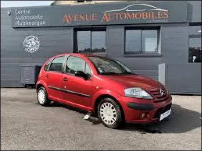 Cette voiture rouge est une ...