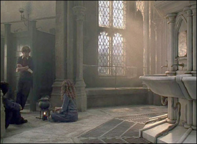 À quel étage se trouvent les toilettes des filles que Mimi Geignarde hante ?