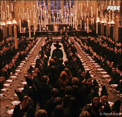 Comment les premières années se rendent-ils au château ?