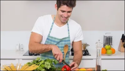 Tu as passé des heures à préparer un plat spécial pour un dîner entre amis, mais quand tu le sers, personne ne semble l'apprécier autant que tu l'avais espéré. Quelle est ta réaction ?