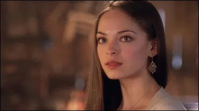 Cette image avec Kristin Kreuk est tirée...