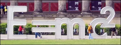 Dans le domaine scientifique, on utilise la fameuse formule E = mc2. Qui l'a découverte ?