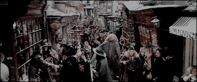 Comment les Weasley se rendent-ils au Chemin de Traverse pour faire leurs achats ?