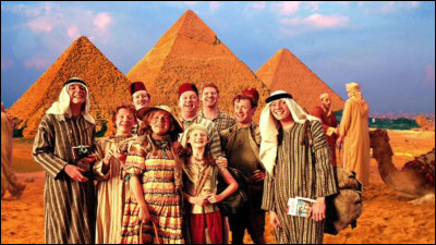 Quel Weasley n'apparaît dans AUCUN des films ?