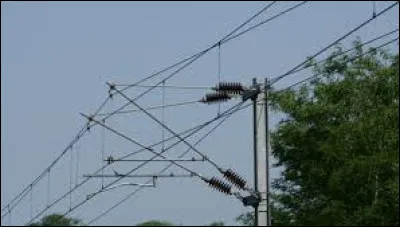 En France, quelle est la tension électrique utilisée pour la circulation ferroviaire ?