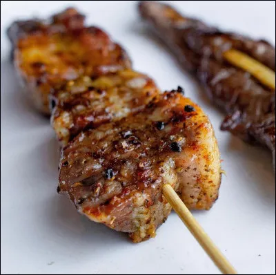 "Nom masculin, brochette de volaille marinée (plat japonais)."