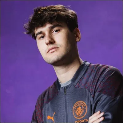 Qui est cet entraîneur de FIFA esport ?