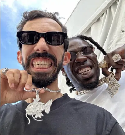 Quel mot dit-il souvent dans ses chansons ?