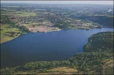 Ce lac de barrage de 7,7 km² est situé sur la Loire, immédiatement en amont de Roanne : c'est le ...