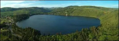 Ce lac de cratère de 90 ha est situé à 1 000 m d'altitude, près de la source de la Loire : c'est le ...