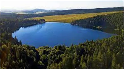 Ce lac de 15 ha dorigine volcanique est situé à une altitude de 1 200 m, dans le massif des monts Dore, près d'Orcival : c'est le ...