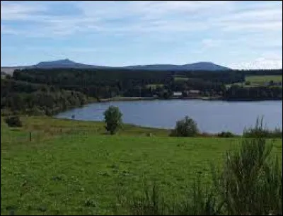 Ce lac de cratère de 29 ha, situé en Haute-Loire, alimente la Gagne, petit affluent de la Loire : c'est le ...