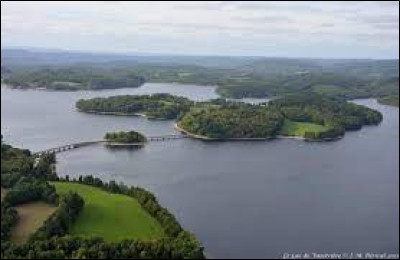 Ce grand lac artificiel du Limousin de 9,76 km², créé par la construction d'un barrage hydroélectrique sur la Maulde, se situe à 648 mètres d'altitude au nord-ouest du plateau de Millevaches : c'est le ...