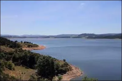Ce grand lac de retenue de 10,8 km² a été créé par un barrage construit en 1980 sur un petit affluent de l'Allier, près de Langogne : c'est le ...