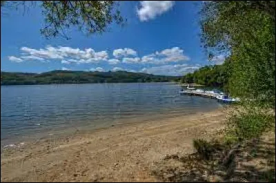 Ce lac de 4,38 km², traversé d'est en ouest par la rivière Agout. est situé au sud du Massif central dans les monts de Lacaune : c'est le ...