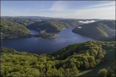 Ce lac de retenue, long de 35 kilomètres et profond de 100 mètres, s'étend sur 10 km² dans la vallée de la Truyère, à 647 m d'altitude : c'est le ...