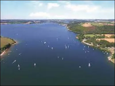 Ce lac de 12 km², grande retenue d'eau artificielle, se situe sur le plateau du Lévézou : c'est le ...