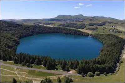 Ce lac de 44 ha, d'origine volcanique, se situe dans les monts Dore : c'est le ...