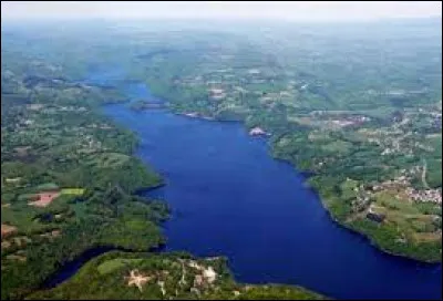Ce lac artificiel de 10,7 km², s'étire sur 21 km sur le haut cours de la Dordogne : c'est le ...
