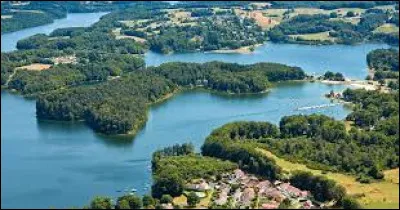 Ce lac de 5,62 km², formé dans la vallée de la Cère, est le plus grand lac artificiel dAuvergne : c'est le ...