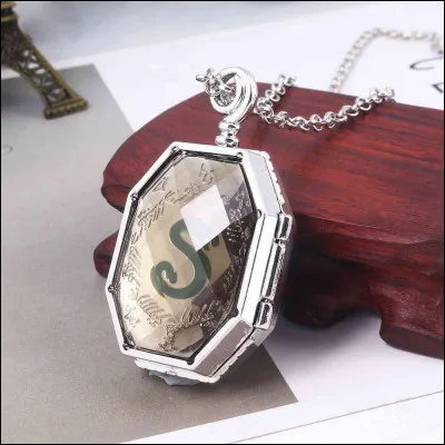 Combien de temps chacun Harry, Ron et Hermione gardent-ils le médaillon de Serpentard ?