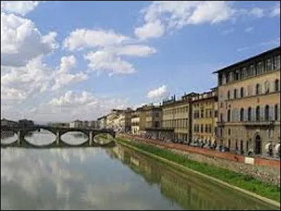 Dans quel pays coule l'Arno ?