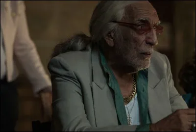 Dans quelle comédie voyons-nous Darmon ainsi ?