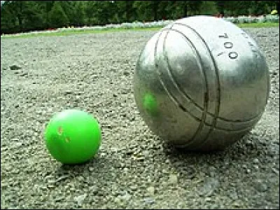 À Lyon, quel nom donne-t-on au cochonnet dans le sport-boules ?