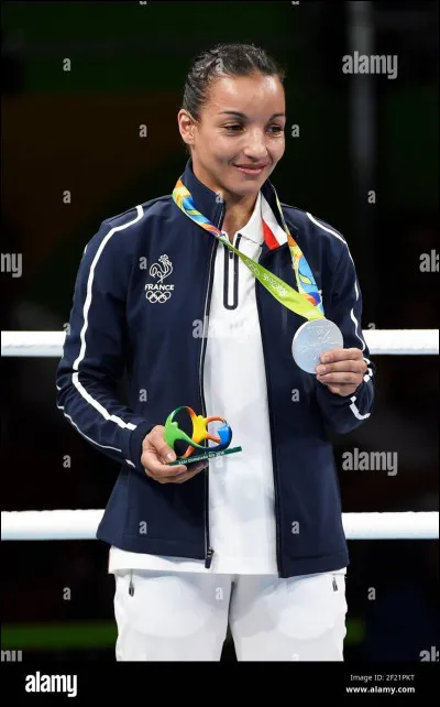 Quel est le prénom de l'ancienne boxeuse dont le nom est "Ourahmoune" ?