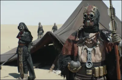 Quel personnage est tué par les pillards Tusken ?